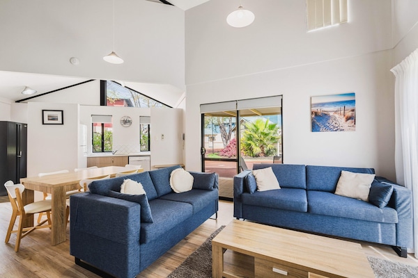 Deluxe Villa, 2 Bedrooms, Patio, Garden View | Living area