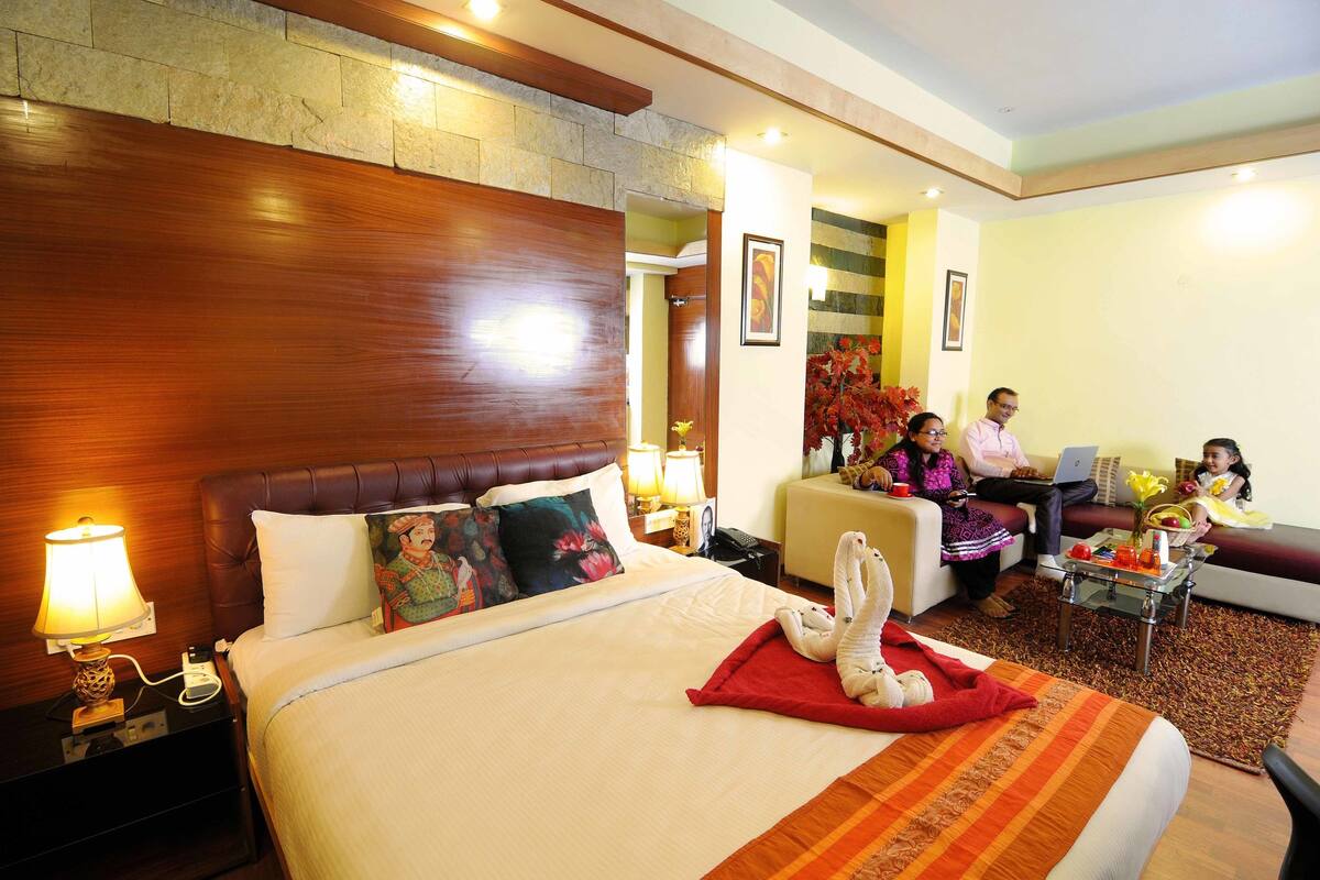 Phòng Suite Business, 1 giường cỡ queen | Khu phòng khách