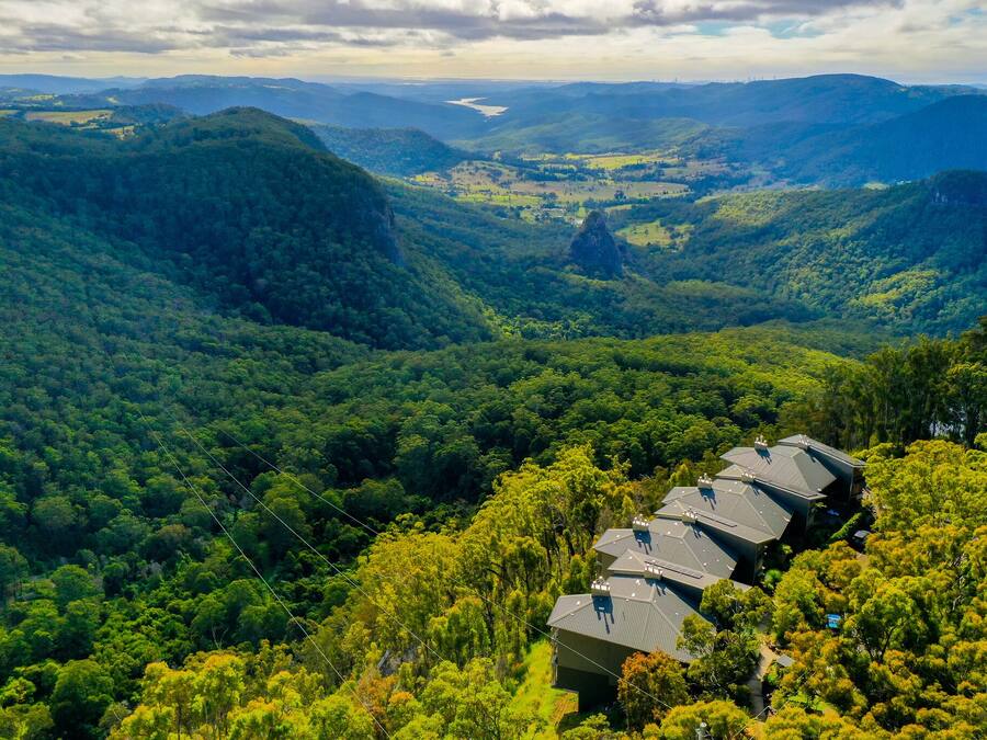 Ein Hotel mit mehreren Gebäuden, eingebettet in ein üppiges, grünes Tal.