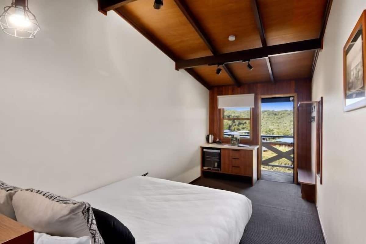 Tabla de planchar con plancha, wifi gratis y ropa de cama 
