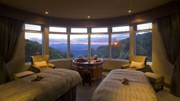 Couples treatment rooms, body treatments, aromatherapy