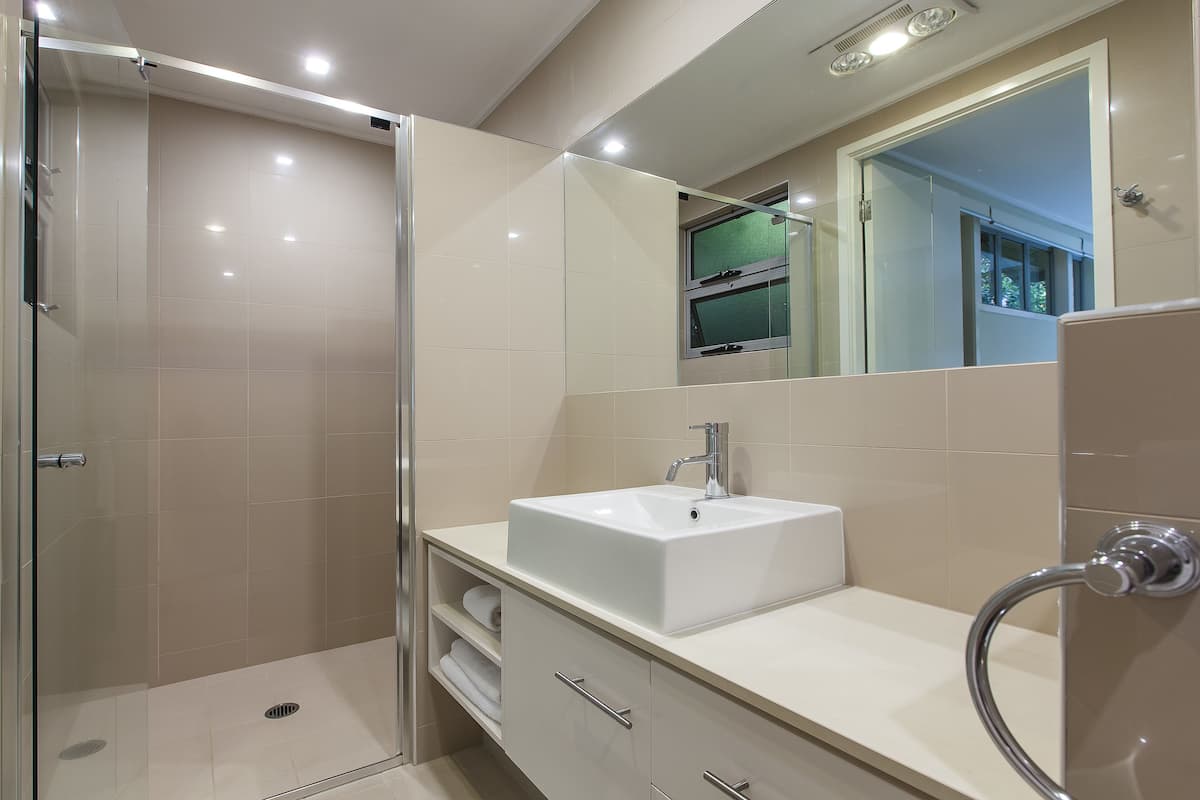 shower, free toiletries, towels