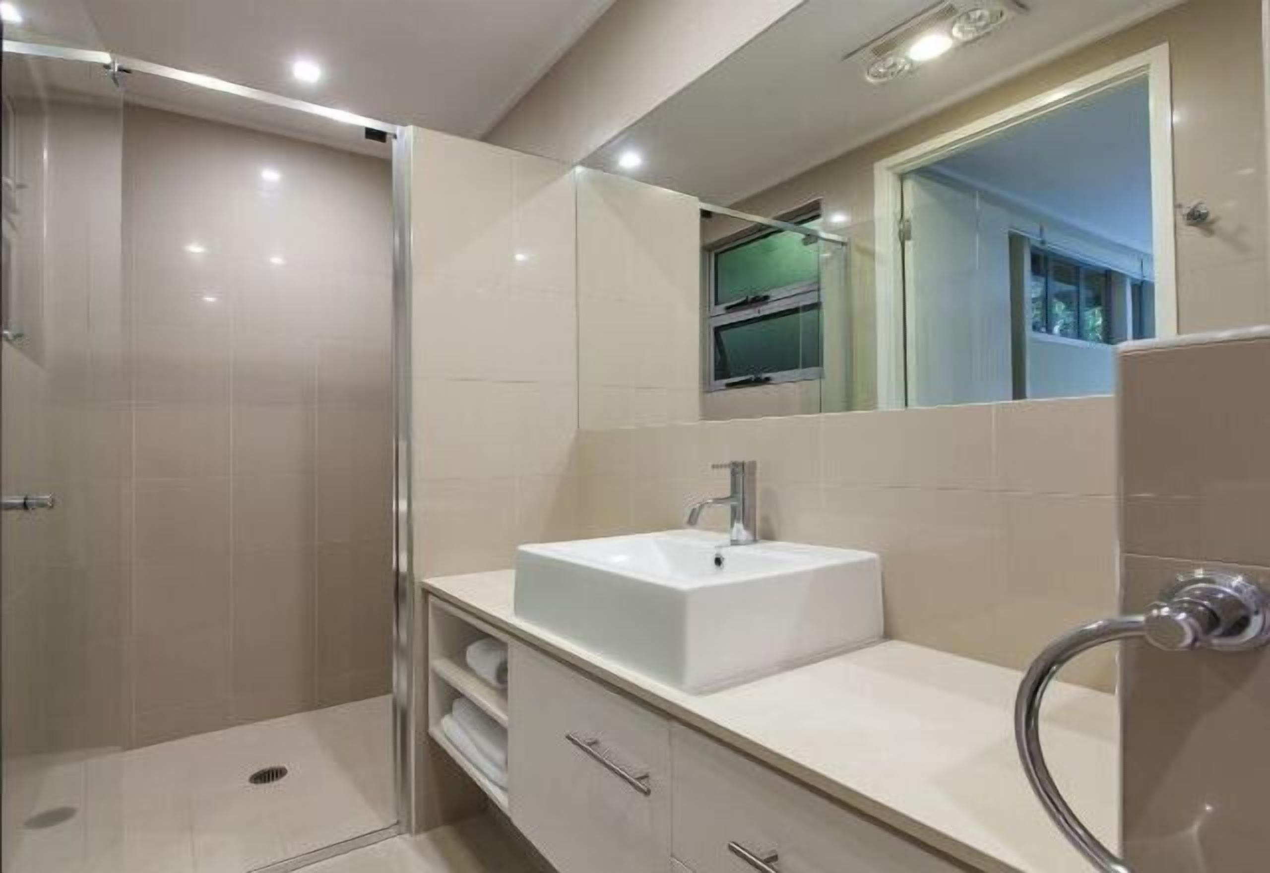 Bathroom | Shower, free toiletries, towels