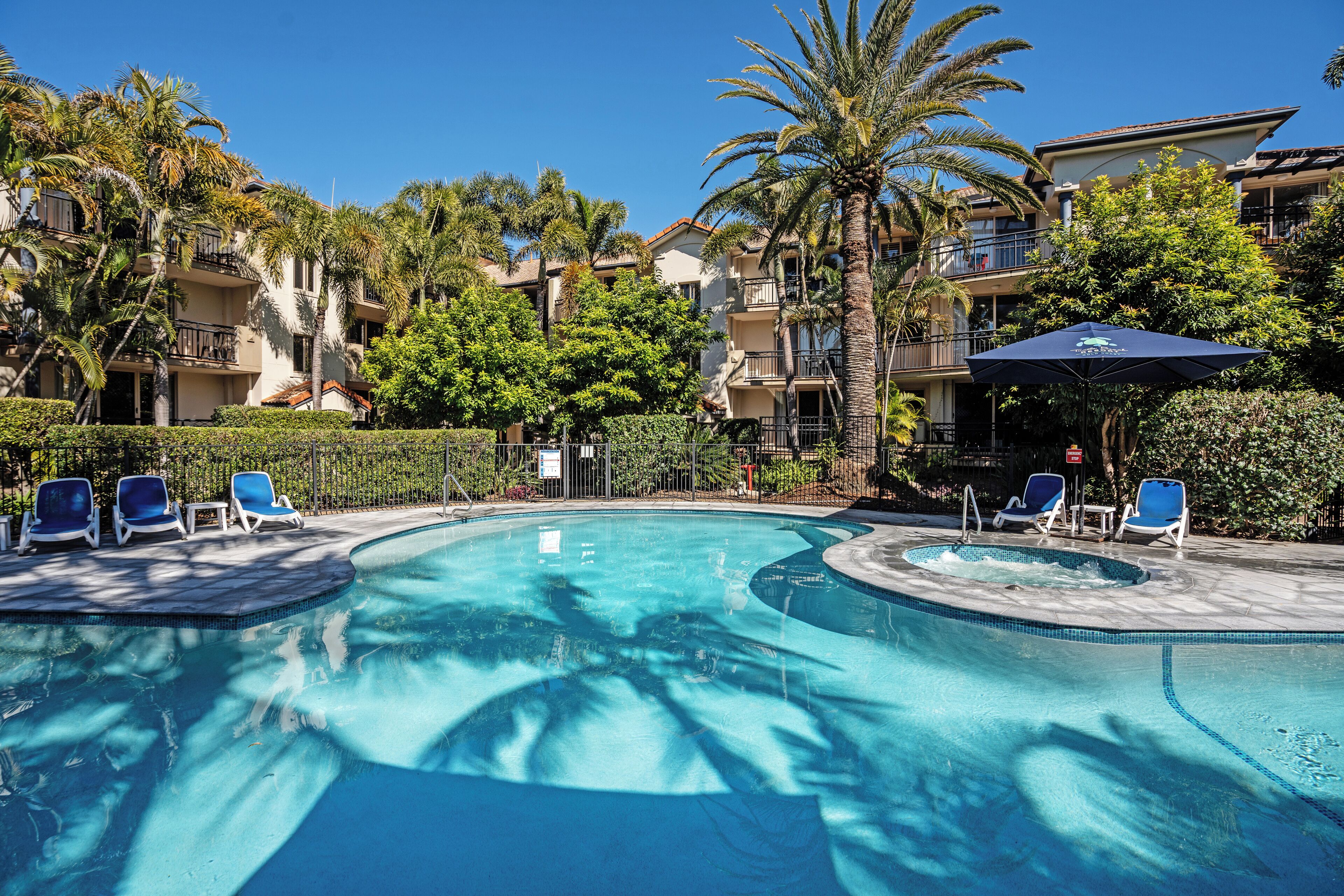 4 outdoor pools, pool loungers