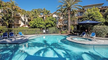 4 outdoor pools, pool umbrellas, sun loungers