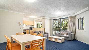 高級公寓, 2 間臥室 | 起居區 | 平面電視