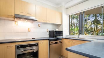 Departamento superior, 2 habitaciones | Cocina privada | Refrigerador, microondas, horno y parrilla de estufa