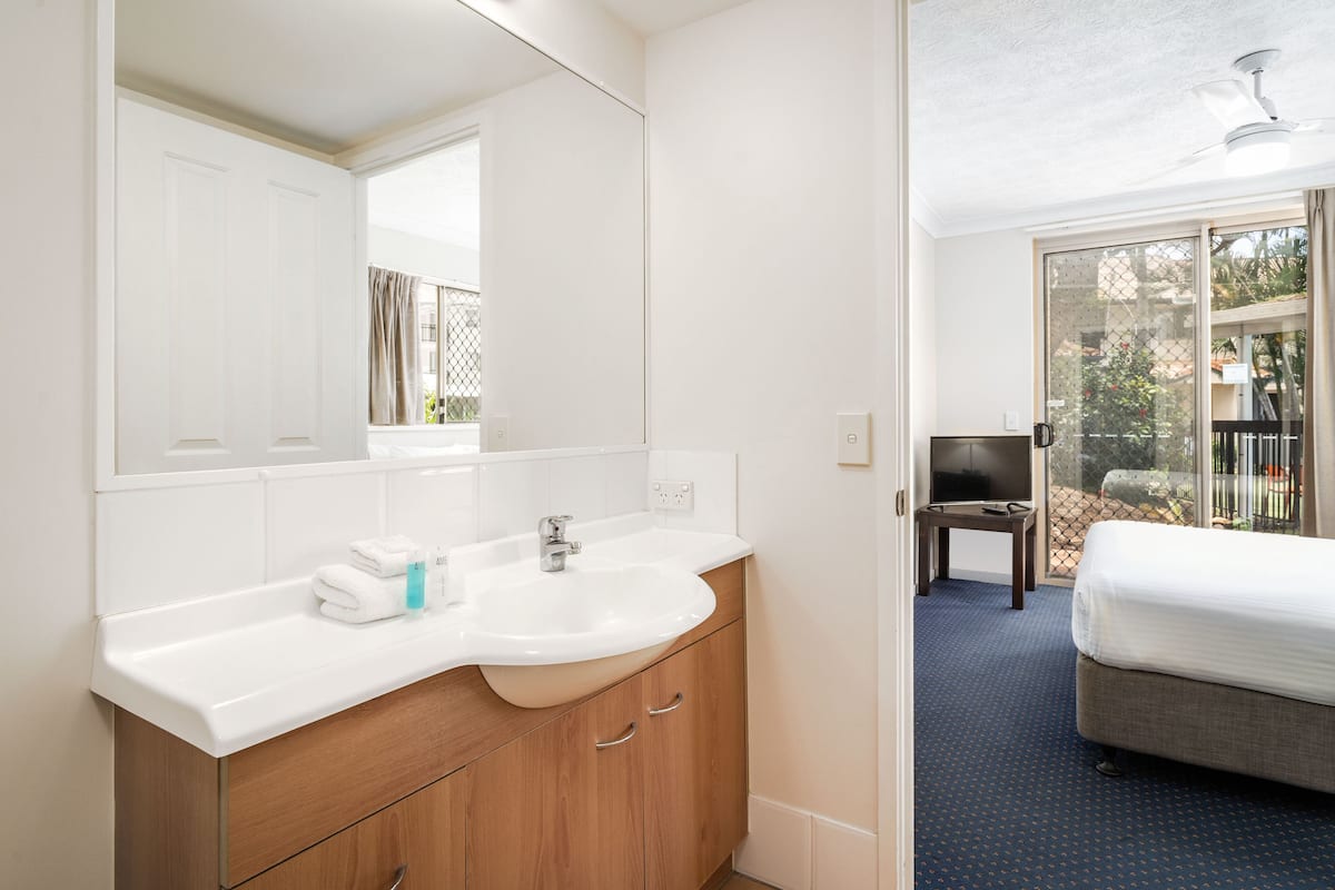 3 bedroom apartment | bathroom | combined shower/bathtub, hair dryer, towels