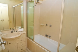 Combined shower/bathtub, hair dryer, towels - Sailfish Cove (Mermaid Waters)