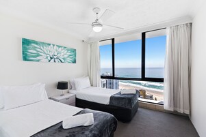 Apartamento, 2 habitaciones, vistas al mar | 2 dormitorios, tabla de planchar con plancha, wifi gratis