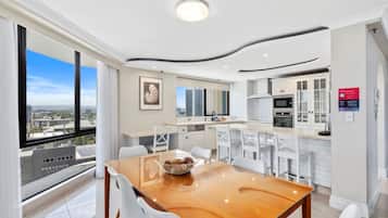 2 Bedroom Mid Ocean View | In-room dining