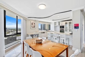 2 Bedroom Mid Ocean View | Dineren in de kamer