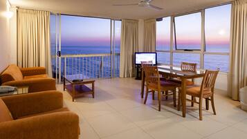 Leilighet, 1 soverom, ved stranden | Oppholdsområde | En 30-tommers Flatskjerm-TV med kabel-kanaler samt TV og DVD-spiller