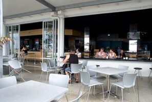 Daily cooked-to-order breakfast (AUD 10.00 per person) - Chateau Beachside (Surfers Paradise)