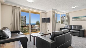Apartamento superior | Zona de estar | Una televisión LCD, una mesa de tenis de mesa, libros