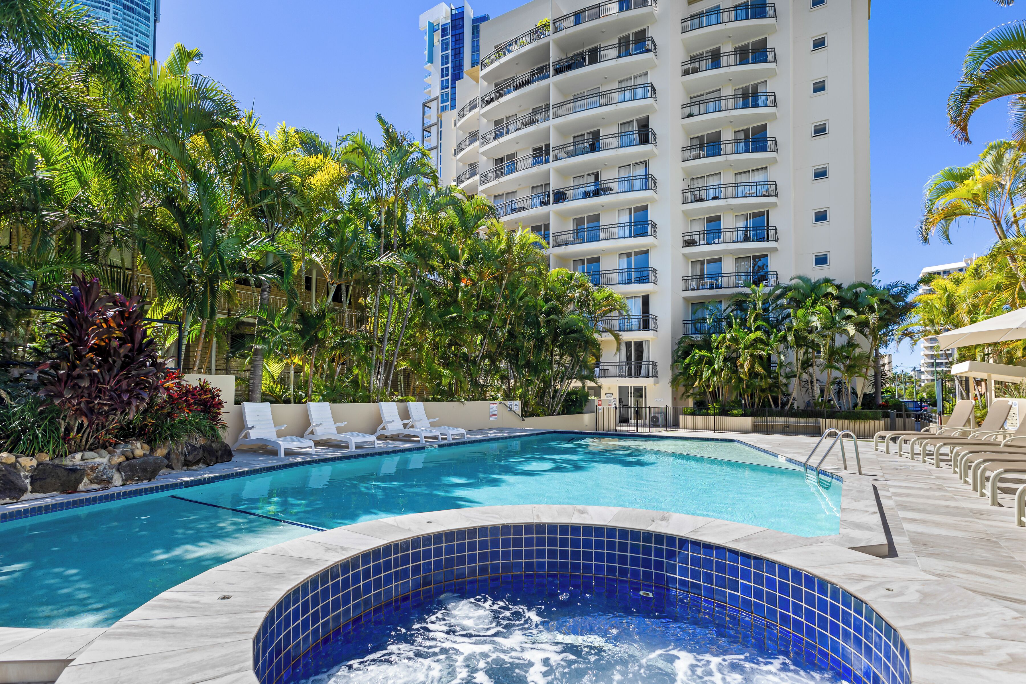 Piscine extérieure, parasols de plage, chaises longues