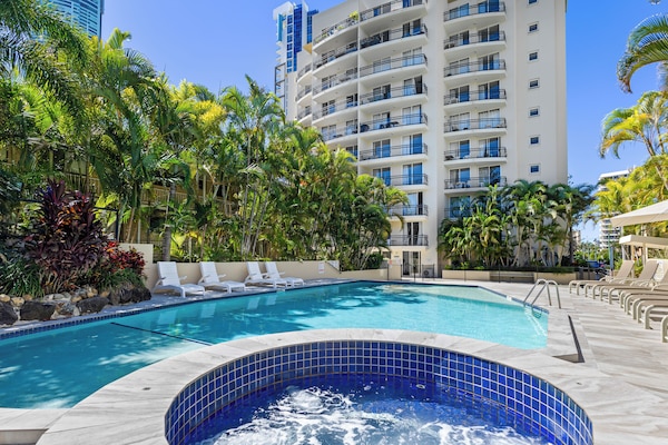 Utendørsbasseng, bassengparasoller og solsenger