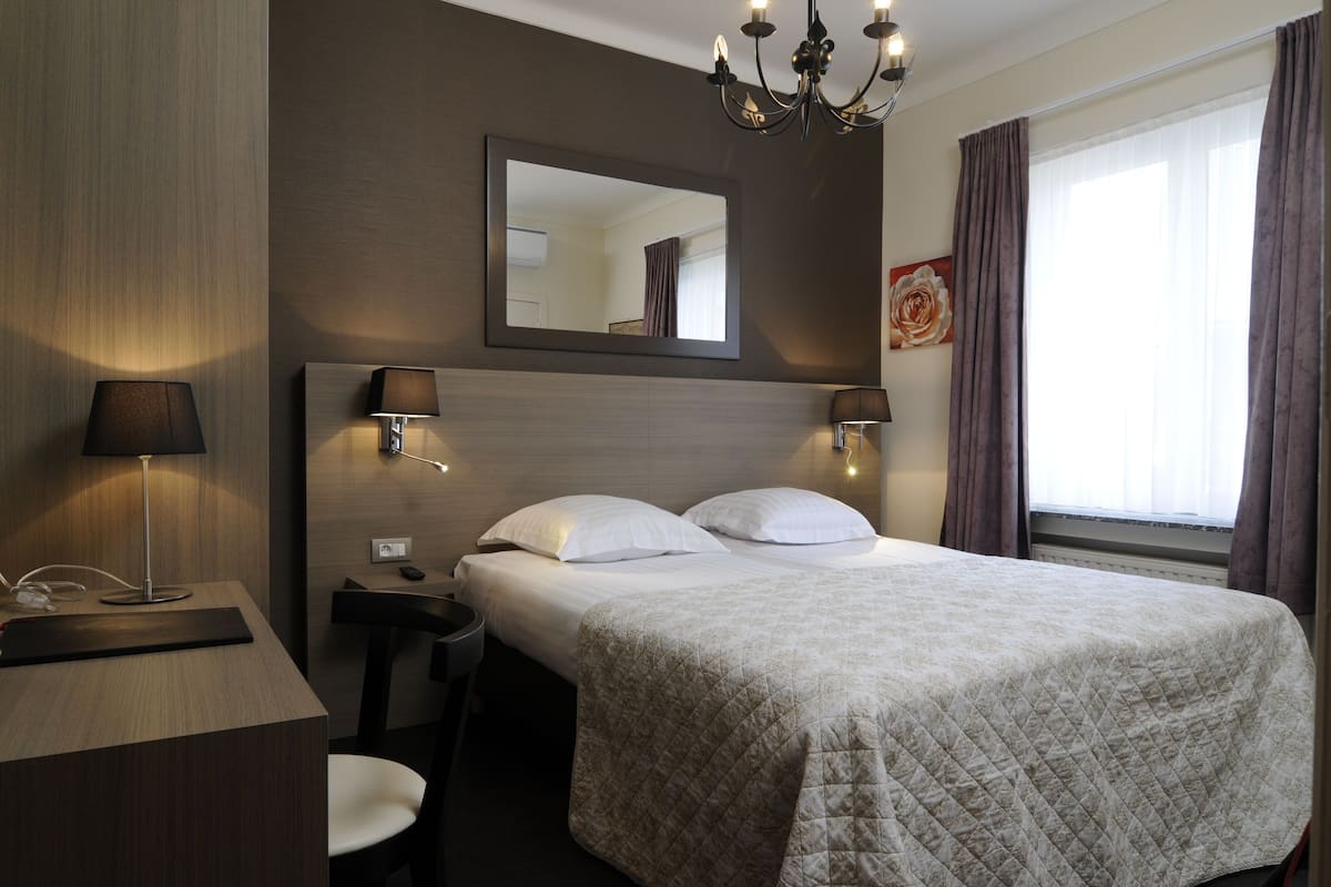 Premium bedding, in-room safe, desk, blackout drapes