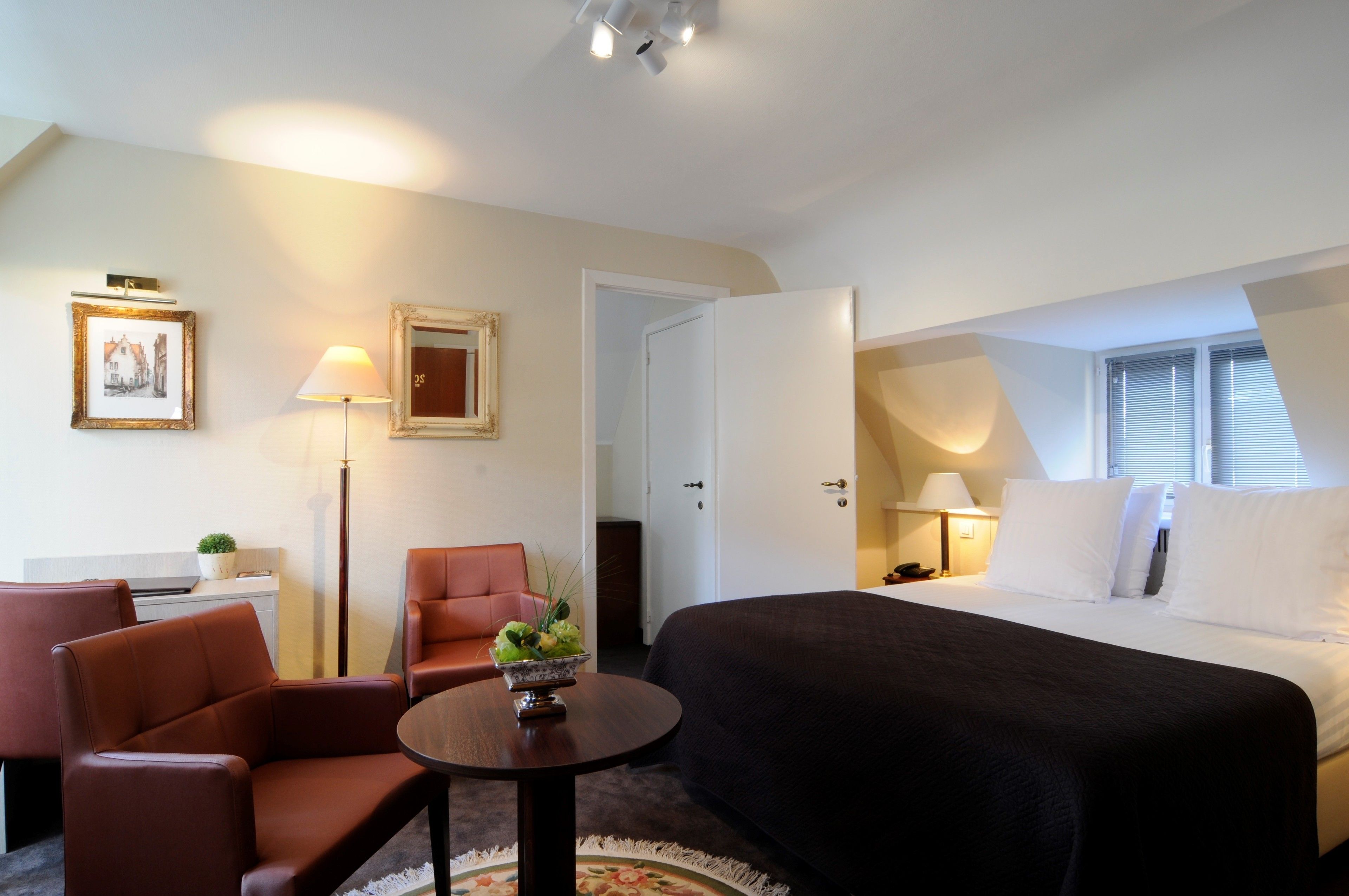 family room, non smoking | premium bedding, in-room safe, desk, blackout curtains