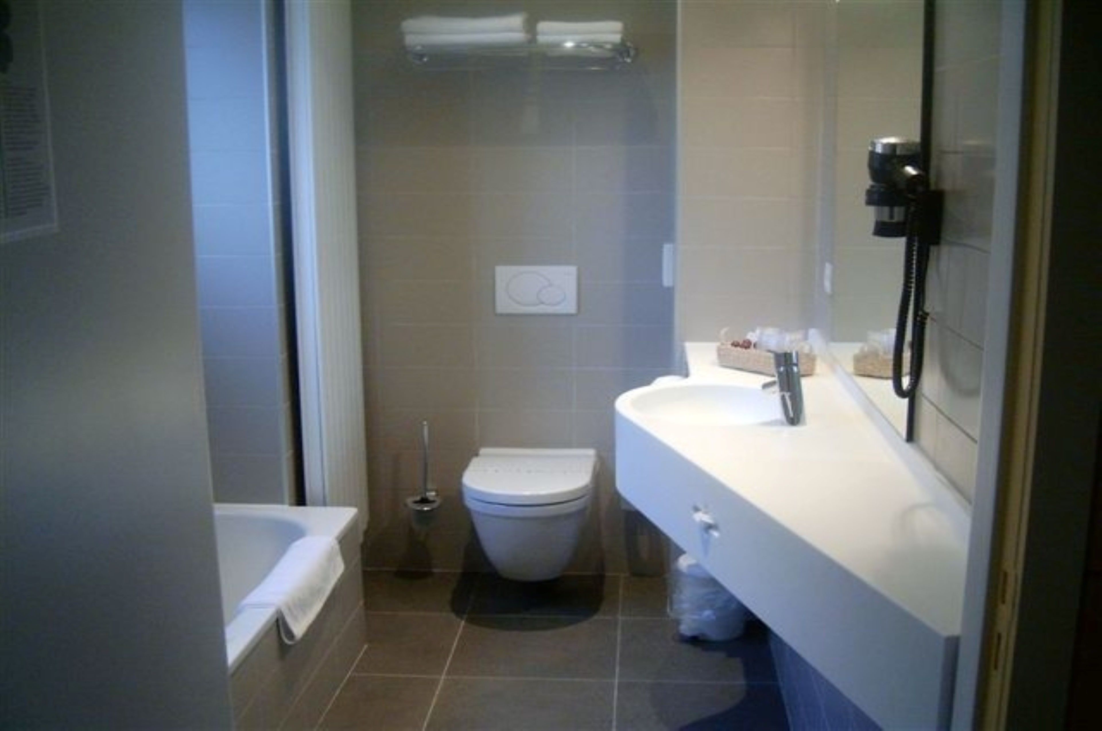 standard double or twin room | bathroom | free toiletries, hair dryer, towels