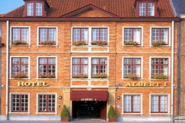 A two-story brick building with a red-tiled roof, labeled "HOTEL" and "ALBERT I" on the facade. - Hotel Albert I (Bruges)