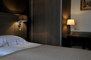 Standard Double or Twin Room | Premium bedding, in-room safe, desk, blackout drapes - Hotel Albert I (Bruges)