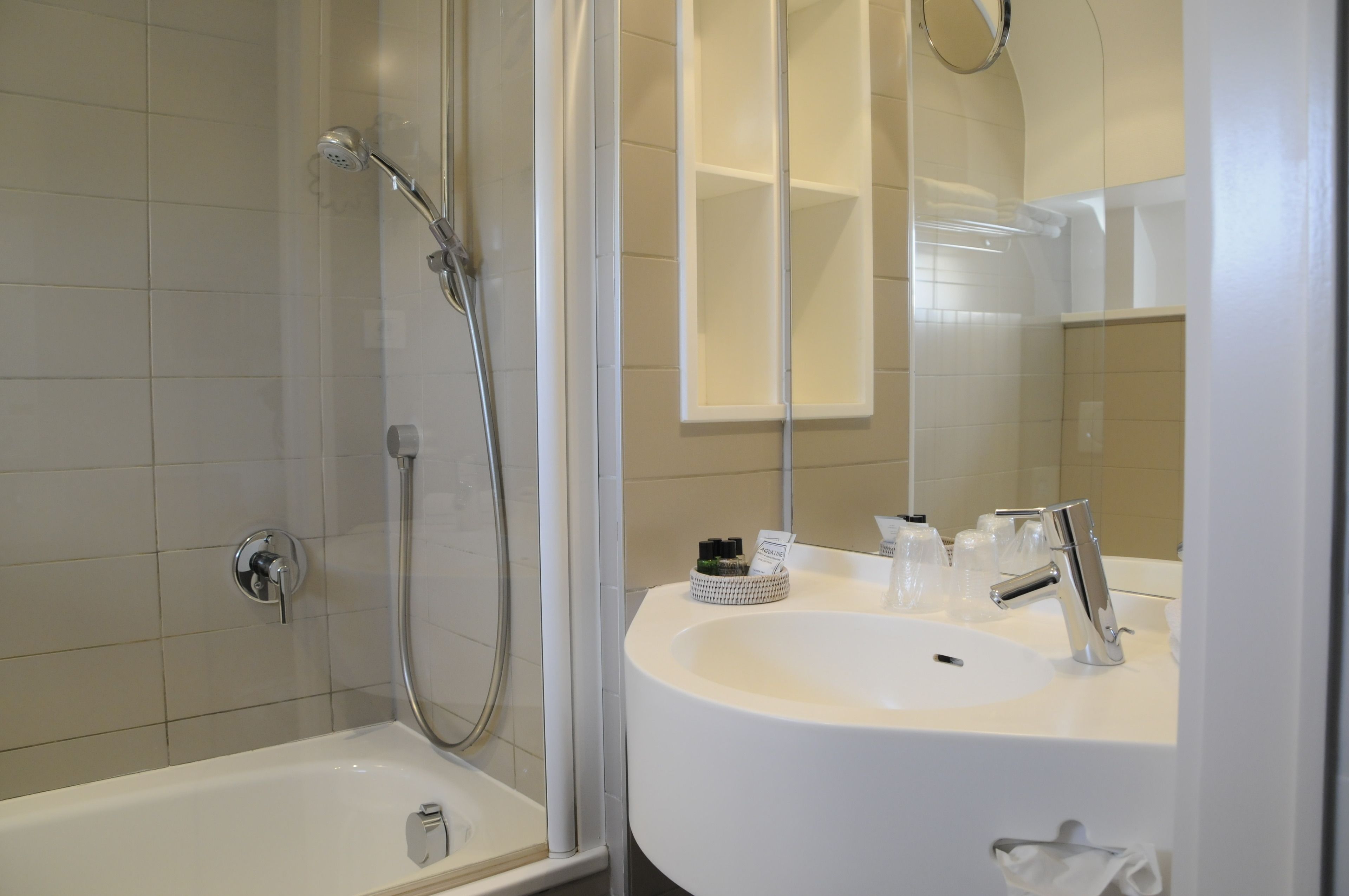 family room, non smoking | bathroom | free toiletries, hair dryer, towels