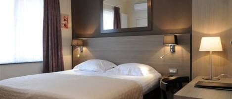 Standard-Doppel- oder -Zweibettzimmer | Hochwertige Bettwaren, Zimmersafe, Schreibtisch, Verdunkelungsvorhänge