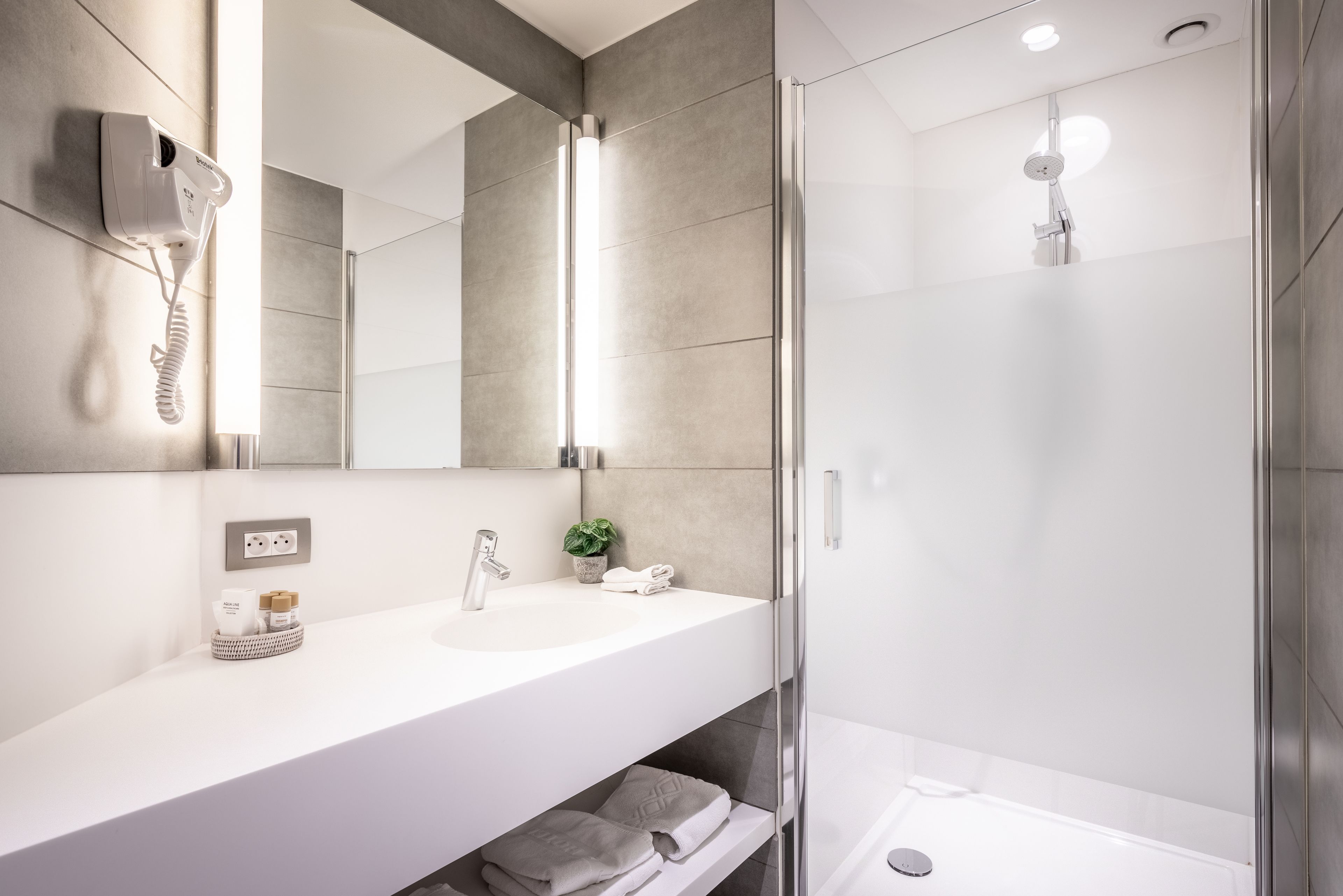 standard double or twin room | premium bedding, in-room safe, desk, blackout curtains