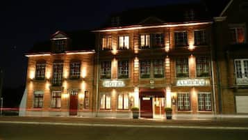 Overnatningsstedets facade – aften/nat