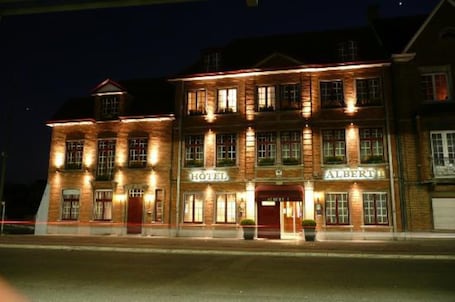 Overnatningsstedets facade – aften/nat