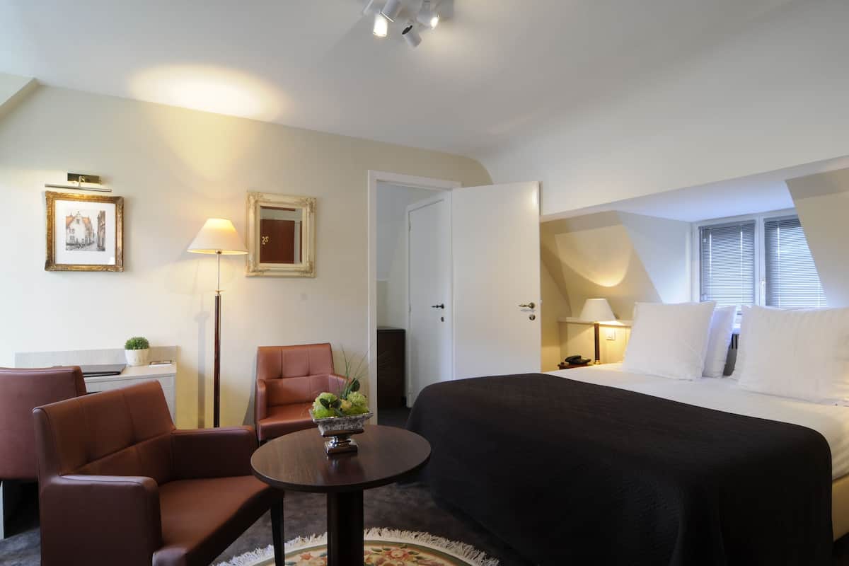 Premium bedding, in-room safe, desk, blackout drapes