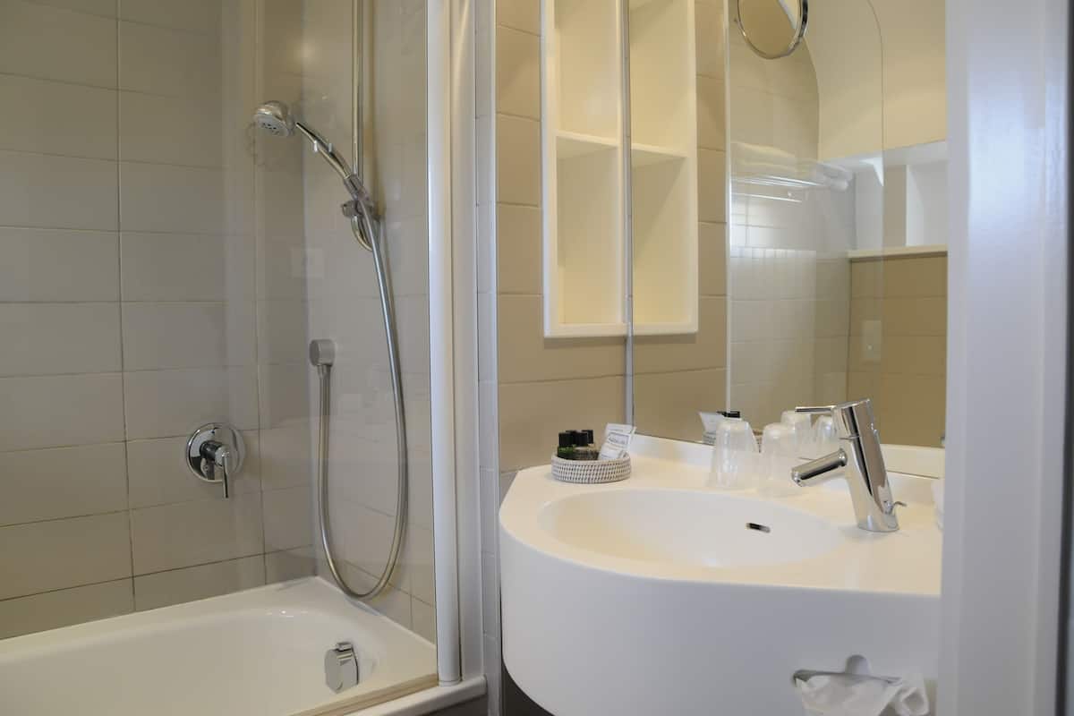 Kylpyhuone | Ilmaiset hygieniatuotteet, hiustenkuivaaja, pyyhkeet