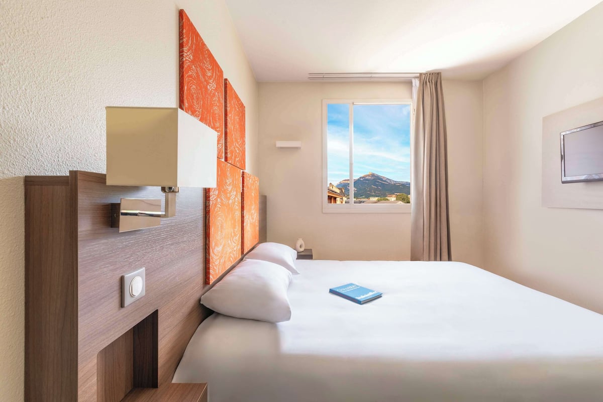 Standard Room, 1 Katil Kelamin (Double) | Peralatan tempat tidur premium, langsir/tirai gelap terus