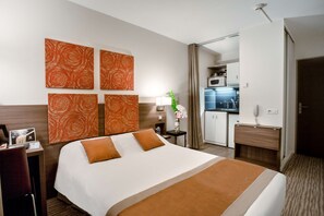 ห้องสแตนดาร์ด, เตียงใหญ่ 1 เตียง | เครื่องนอนระดับพรีเมียม, ผ้าม่านกันแสง, เปล/เตียงเด็กอ่อน (ฟรี)