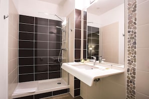 Eco-friendly toiletries, hair dryer, towels, soap - Kyriad Chambéry Centre - Curial (Chambery)
