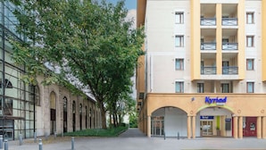 A hotel with a modern facade, large windows, and a prominent entrance. - Kyriad Chambéry Centre - Curial (Chambery)