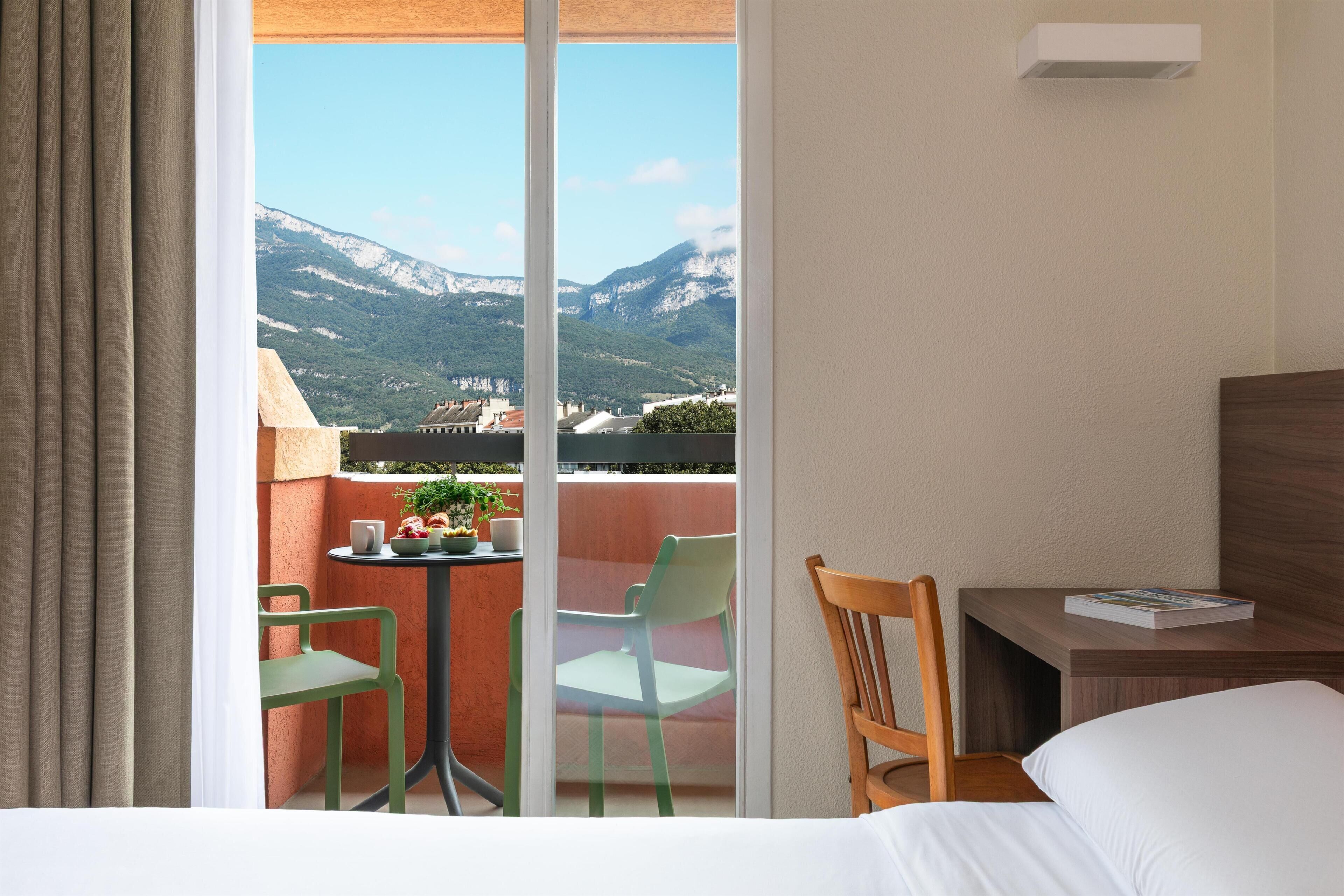 Habitación estándar, 1 cama matrimonial, balcón | Ropa de cama de alta calidad, cortinas blackout y cunas gratuitas 