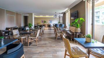 TĂ€gliches FrĂŒhstĂŒcksbuffet (14 EUR pro Person)