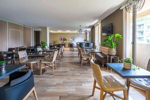 Daily buffet breakfast (EUR 14 per person) - Kyriad Chambéry Centre - Curial (Chambery)