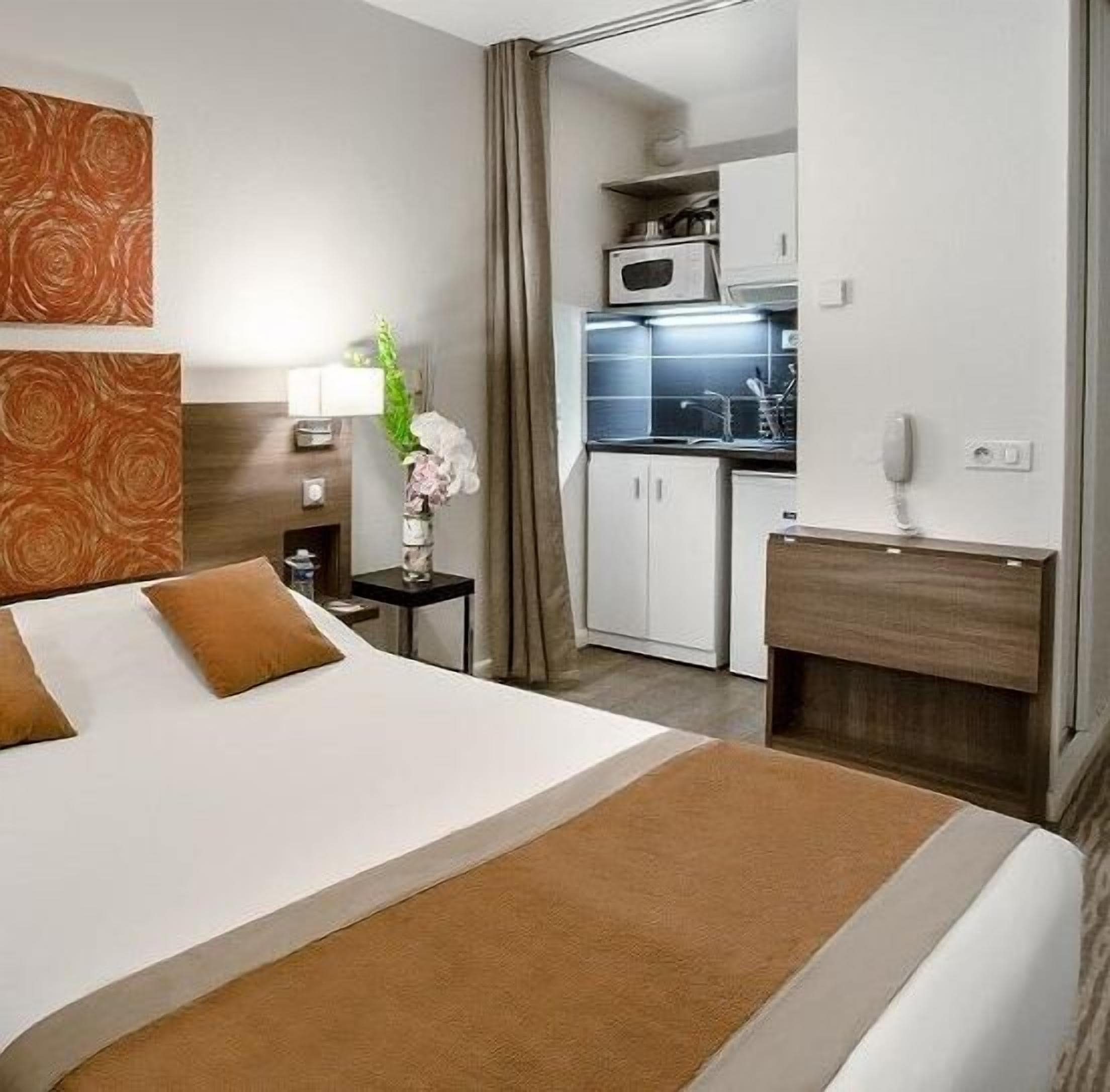 standard room, 1 double bed | private kitchen | fridge, microwave, stovetop, coffee/tea maker