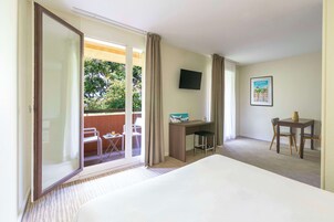 Ropa de cama de alta calidad, cortinas blackout y cunas gratuitas 