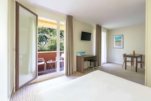 Premium bedding, blackout curtains, free cots/infant beds, free WiFi