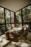 高档床上用品、迷你吧、客房内保险箱、特色家居