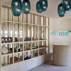 Couples treatment rooms, hot tub, body treatments, aromatherapy