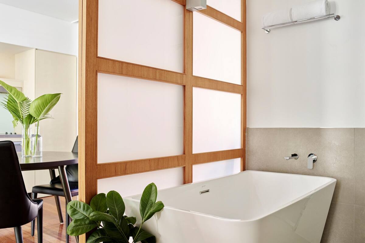 deep-soaking bathtub