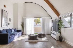 顶层房 | 起居区 | 液晶电视、DVD 播放器