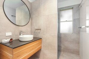 Apartment | Bathroom | Shower, free toiletries, hair dryer, towels - Lennox Beach Resort (Lennox Head)