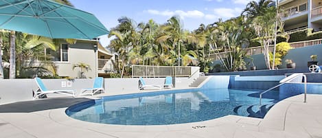 2 من حمّامات السباحة الخارجية، مظلات على حمّام السباحة، مقاعد للتشمس