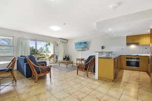 Standard Apartment, 3 Bedrooms | Private kitchen